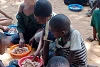 Nahrungsmittel für geflüchtete Kinder in einem Vertriebenencamp. csi