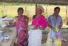 Landarbeiterinnen präsentieren das feine Mittagessen, das aus Erzeugnissen ihrer landwirtschaftlichen Produktion zubereitet wurde (csi)