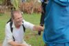 Eine langfristige Massnahme gegen den Hunger: CSI-Geschäftsleiter Benjamin Doberstein gibt einer befreiten Sklavin eine Milchziege (csi)