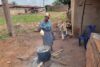 Nkiry hilft ihrem Ehemann Obi fleissig bei der Produktion von Marmelade. csi