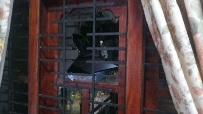 Die buddhistischen Nachbarn schlugen auch die Fensterscheibe von Wilsons Haustür ein. csi