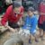 Lichtblick im trüben Alltag: Eine warme Mahlzeit für dieses Mädchen im Vertriebenen-Camp. csi
