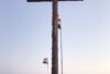 Ein neu aufgerichtetes Holzkreuz ald Zeichen, dass die irakischen Christen ihre Heimat nicht so schnell aufgeben (csi)
