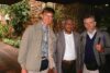 Gunnar Wiebalck (links) und John Eibner (rechts) sind über 100 Mal in den Sudan gereist, um Versklavte zu begrüs­sen, zu interviewen und für ein Leben in Freiheit auszurüsten. Hier mit Macram Max Gassis, dem damaligen katholischen Bischof von El Obeid (im Süden des Sudan) und lang­jährigen Verbündeten von CSI; Dezember 1999 (csi)