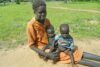 Chan Dut Ajiing und Ngor Dut Ajiing sind Zwillinge, 19 Monate alt. Während gesunde südsudanesische Kinder in diesem Alter längst herumrennen, können sie noch nicht einmal gehen (csi)