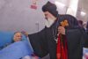 Patriarch Mor Ignatius Aphrem II schenkt einem Patienten der Nierenklinik Hoffnung und Zuversicht (csi)