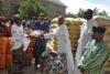 Die katholische Diözese Maiduguri bei einer Nahrungsmittelverteilung an notleidende Menschen (zvg)