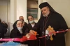 Der koptisch-katholische Bischof Thomas Adly hat soeben das Band durchschnitten und somit die Oberstufe offi ziell eingeweiht. Schwester Nagat (links neben ihm) hat ihn dabei tatkräftig unterstützt. (csi)