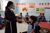 Schwester Nagat verteilt anlässlich des islamischen Festes «Mawlid an-Nabi» Süssigkeiten an die Kinder (csi)