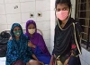 Sakina Begum mit ihren beiden Töchtern. Die tapfere Frau möchte sich auch mit der schweren Beeinträchtigung zurück ins Leben kämpfen (csi)