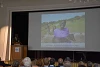CSI-Projektmanager Franco Majok erklärt den Besuchern die Weihnachts-Ziegen-Aktion von CSI im Südsudan (csi)