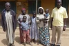 Familie in einem Flüchtlingslager in Jos, die wegen Boko Haram alles verloren hat: „Ich möchte meine Familie unterstützen“, sagte der Vater zu CSI-Projektleiter Franco Majok (rechts) (csi)