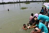 Das CSI-Partnerteam verteilt im Norden Bangladeschs Nahrungsmittel an mehrere tausend Flutopfer (zvg)