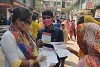 Mit grossem Einsatz verteilen unsere Partner in Bangladesch Coronavirus-Aufklärungsflyer an die Bevölkerung (csi)