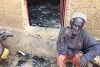 Ein verzweifelter Christ aus dem Bundesstaat Kaduna sitzt vor seinem Haus, islamistische Fulani-Milizen in Brand gesteckt haben (Katholische Diözese Kafanchan)