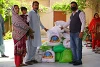 Auch diese Familie aus Karatschi ist dankbar für die Lebensmittel, die sie vom CSI-Partner erhalten hat (csi)
