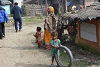Ein alter, ausgedienter Farradreifen ist alles, was dieses Mädchen in Sirlaha zum Spielen hat (csi)