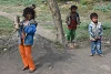 Kinder in den betroffenen Dörfern müssen trotz der Kälte häufig ohne Schuhe auskommen (csi)