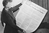 Eleanor Roosevelt, die Vorsitzende des Redaktionskomitees mit der UNO-Menschenrechtserklärung auf Spanisch (Wikimedia)