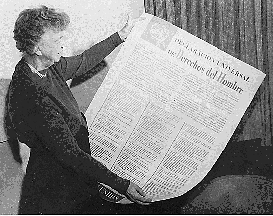 Eleanor-Roosevelt-Vorsitzende-des-Redaktionskomitees-mit-der-Erklärung-in-Spanisch_Wikimedia