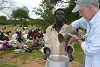 Dr. John Eibner von CSI verteilt Hirse im Südsudan (csi)