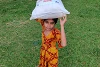 Dankbar trägt dieses kleine, robuste Mädchen das grosse Lebensmittelpaket (csi)