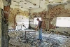 CSI-Mitarbeiter Joel Veldkamp in einem zerstörten Klassenzimmer (csi)