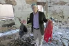Bild der Zerstörung: John Eibner in einem ehemaligen Klassenzimmer (csi)