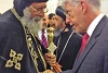 Ein besonderer Moment: Der koptische Papst Tawadros II. reicht John Eibner zur Begrüßung die Hand (csi)