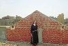 Auf dem Dach des Neubaus zeigt uns die Schulleiterin, Schwester Nagat, wo das Kreuz sein wird. 2013 hatten die Angreifer das Kreuz durch eine schwarze Flagge ersetzt. (csi)