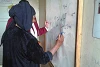 Eine Besucherin eines Alphabetisierungskurses übt arabische Schriftzeichen (zvg)