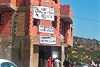 Protestplakate an der Friedensfürst-Kirche in Ighzer Amokrane: «Wo sind die Menschenrechte in Algerien?», «Nein zu den ungerechten Kirchenschlies­sungen», «Abschaffung des Gesetzes von 2006». (msn)