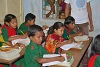 Wer ist am schnellsten? Die Kinder schreiben «Good morning» und «Guten Morgen» samt Übersetzung in Bangla in ihr Heft (csi)