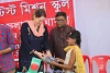 Bangladesch: Jedes Kind in der von CSI unterstützten bangladeschischen Schule bekam eine neue Schuluniform und Schuhe, hier mit CSI-Projektpartner William S. und unserer Mitarbeiterin (2018) (csi)