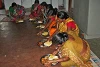 Die sieben Frauen werden im Anwaltsbüro verpflegt; sie essen nach indischer Art auf dem Boden sitzend mit den Händen (zvg)