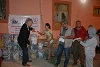 John Eibner überreicht einer Christin in Sharanish ein Hygienepaket (csi)