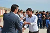 CSI-Partner Hammurabi gratuliert diesem Studenten für sein Engagement und überreicht ihm den Kleidersack ()