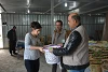 Eine geflohene Christin nimmt im Lagerhaus der Syrisch Katholischen Kirche die Hilfslieferung entgegen ()