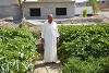 Mukaram Suleiman zeigt mit berechtigtem Stolz sein wiederaufgebautes Haus mit Garten (csi)