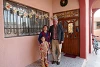 4000 Familien sind bereits nach Karakosch zurückgekehrt, darunter die Familie von Louis Markos Ayub, Baukommissionspräsident des Distrikts (hier mit seiner Frau und einer Enkelin). (csi)