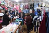 John Eibner von CSI (Mitte) und Mitglieder der irakischen Menschenrechtsorganisation Hammurabi (CSI-Partner) kaufen in neueröffnetem Kleidergeschäft in Karakosch Winterjacken für Binnenflüchtlinge (csi)