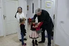 CSI brachte Flüchtlingskindern in Erbil Winterjacken; ein Teil der Jacken wurde in Karakosch gekauft, wo die Läden erst kürzlich wiedereröffnet wurden (csi)