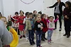 Die Flüchtlingskinder begrüssen die Besucher herzlich und freuen sich, gleich den Tanz aufführen zu können (csi)