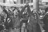 Anhänger der Islamischen Revolution skandieren anti-imperialistische Parolen und rufen: «Lang lebe die Demo­kratie». (wm)