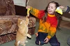 Annija spielt gerne mit ihrer Katze. Sie erleichtert dem jungen Mädchen den Alltag zuhause (csi)