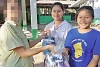 Die CSI-Projektpartnerin (aus Sicherheits­gründen ver­pixelt) überreicht der dankbaren Pacharee und ihrer Karen-Kollegin Kanjana im Namen von CSI Hygieneartikel (csi)