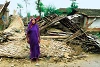 Sarita steht fassungslos vor den Trümmern ihrer zerstörten Behausung in Ishwarpur im Südosten Nepals (csi)