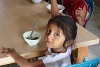 Warme Mahlzeiten für hungernde Kinder (csi)