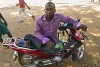 Hat nur noch sein Motorrad: Yakubu Hassan mit seinem verkrüppelten Bein (Zur Verfügung gestellt)