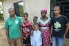 Mercy und Ademdor Agbo mit ihrer Familie. Sie betreiben erfolgreich eine Hühnerzucht ()